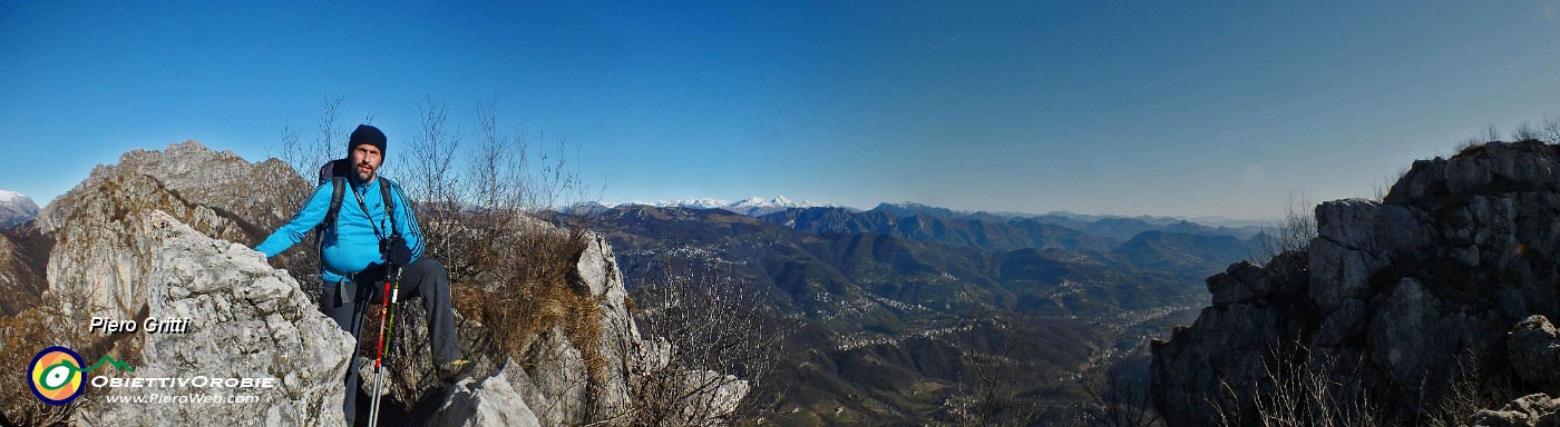 65 In cresta verso la Corna Camozzera con vista sulla Valle Imagna.jpg